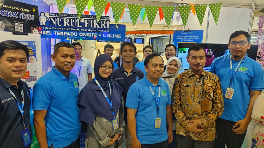 Kepala Dinas Pendidikan Kota Bekasi Drs. H. Alexander Zulkarnain, M.Si bersama tim Bimbel Nurul Fikri dalam pameran Lembaga Kursus dan Pelatihan Kota Bekasi 2025